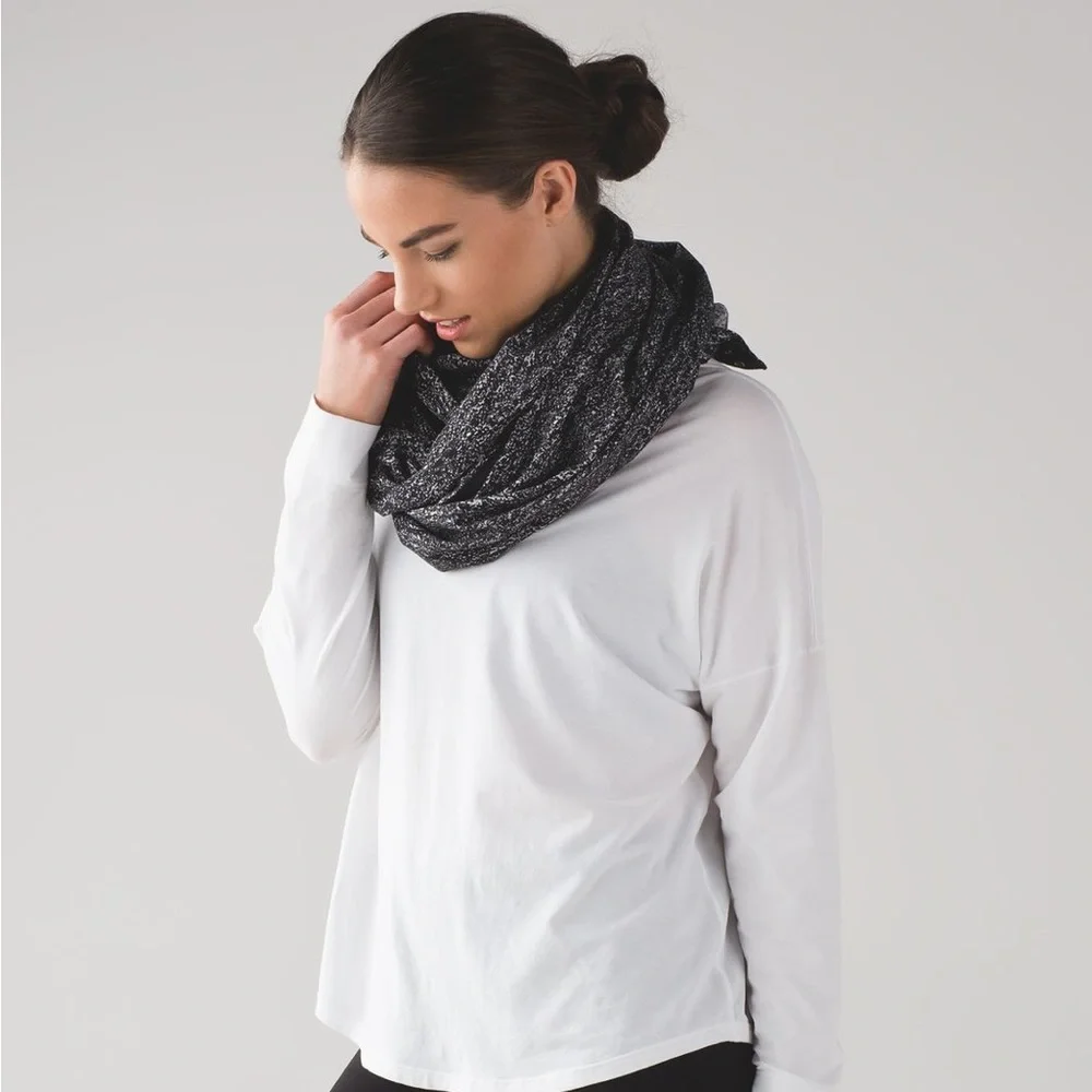Lululemon Scarf Vinyasa Black And White 1523 - Picture 7 of 7